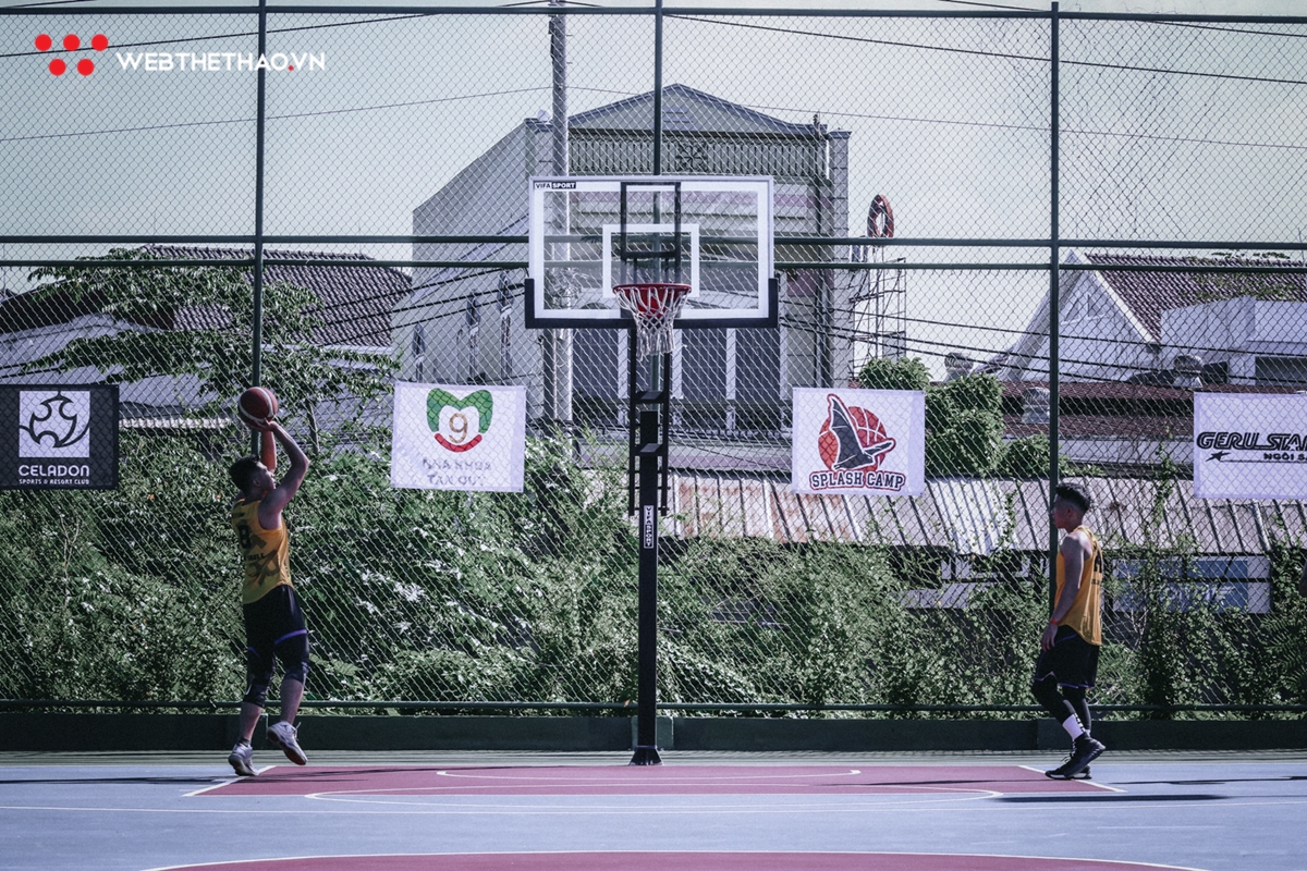 Khai mạc giải Bóng rổ 4x4 Vstar League 2019: Cháy hết mình cùng quả bóng cam bất chấp cái nắng chói chang Khai mạc giải Bóng rổ 4x4 Vstar League 2019: Cháy hết mình cùng quả bóng cam bất chấp cái nắng chói chang